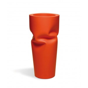 “Saving Space Vase” design by Joevelluto